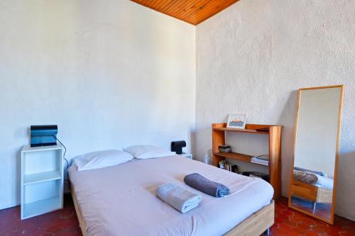 une chambre avec un lit avec deux oreillers dessus dans l'établissement Accoules - Charmant appartement au Panier, à Marseille