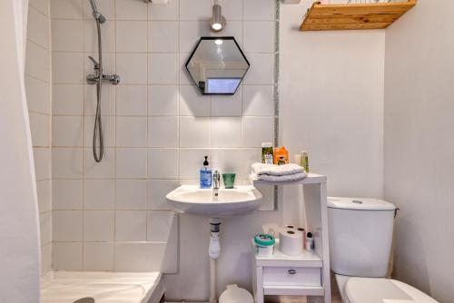 une petite salle de bain avec un lavabo et des toilettes dans l'établissement Accoules - Charmant appartement au Panier, à Marseille