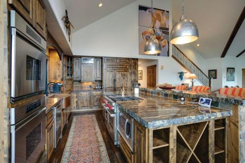 Η κουζίνα ή μικρή κουζίνα στο Moose Meadows Lodge - Huge Views, Great Room, Game Room, Theater