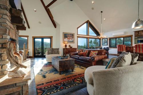 Χώρος καθιστικού στο Moose Meadows Lodge - Huge Views, Great Room, Game Room, Theater