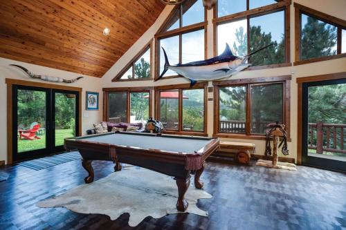 Τραπέζι μπιλιάρδου στο Moose Meadows Lodge - Huge Views, Great Room, Game Room, Theater