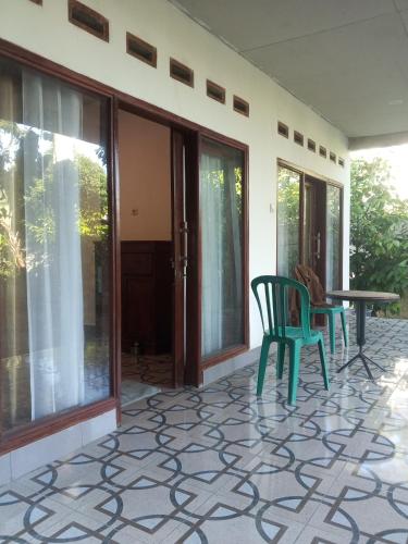 a patio with chairs and a table on a house at Zian guest house in Seganteng
