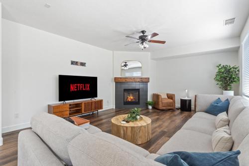 TV a/nebo společenská místnost v ubytování Modern and Spacious Home