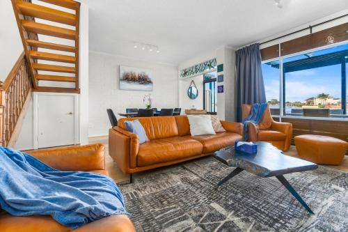 Et opholdsområde på Stunning Lake View Townhouse-Dream Staycation