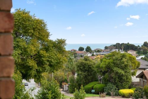 Cette maison offre une vue sur la ville. dans l'établissement Coastal Comfort 4BR Vacation Home in Hallett Cove, à Halletts Cove