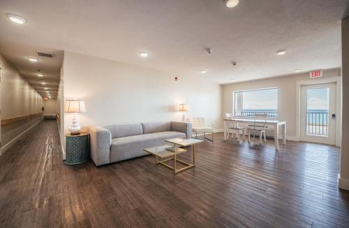 a living room with a couch and a table at Kasa Gold Coast Inn Traverse City in Traverse City