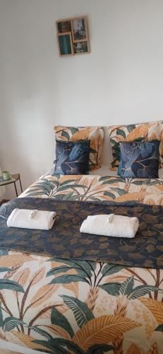 - 2 lits avec des oreillers dans une chambre dans l'établissement Le sublime SM, à Paris