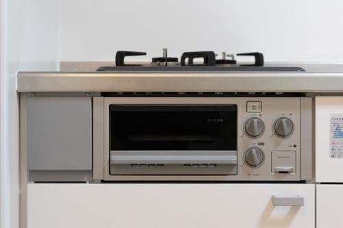 un forno a microonde appoggiato su un bancone di LN06 三宮中心8名まで宿泊可能! 交通至便! Sannomiya Base1 a Kobe