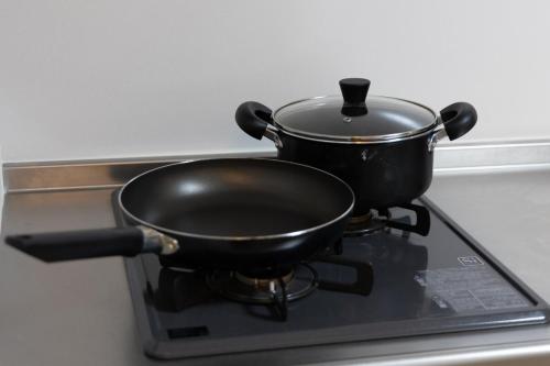 a pot sitting on top of a stove at LN06 三宮中心8名まで宿泊可能! 交通至便! Sannomiya Base1 in Kobe