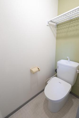 a bathroom with a white toilet and a toilet paper dispenser at LN06 三宮中心8名まで宿泊可能! 交通至便! Sannomiya Base1 in Kobe