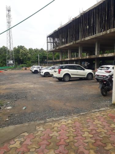 a group of cars parked in a parking lot at Sri Kakateeya Grand Residency Bhadrachalam Hotel Residency Stay Rooms SRI SEETHA RAMA KAMMA VARI SEVA SAMITHI BHADRACHALAM in Bhadrāchalam
