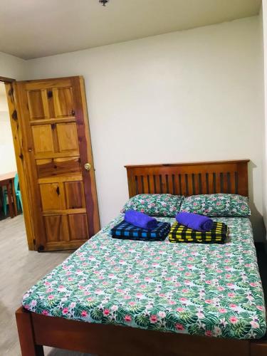 Postel nebo postele na pokoji v ubytování TLCS - Hearth&Home Baguio City