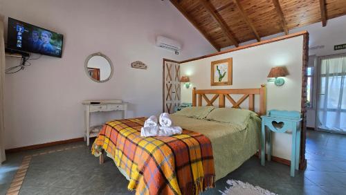 Un dormitorio con una cama con toallas. en Paso De La Barca, en Federación