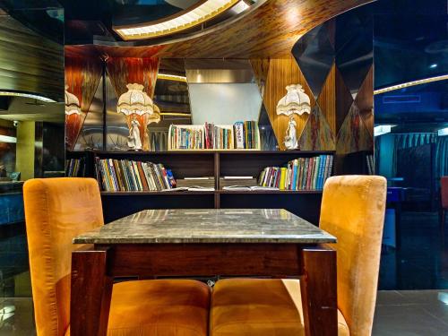 台中市にあるイン ワン シティ インの本のある部屋(テーブル、椅子付)