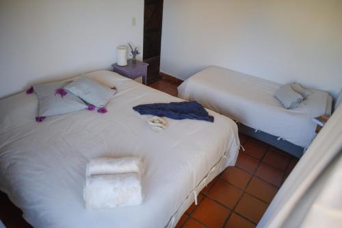 a bedroom with two beds with towels on them at Loma Puskana - Hostería in Cachí