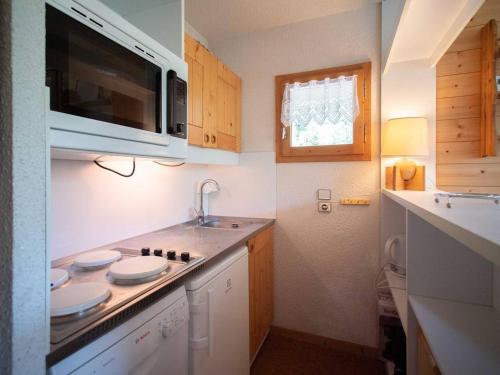 une petite cuisine avec un évier et un micro-ondes dans l'établissement 2 pièces avec balcon, 5 pers, ascenseur, parking, skis - Les Avanchers-Valmorel - FR-1-291-1011, à Valmorel