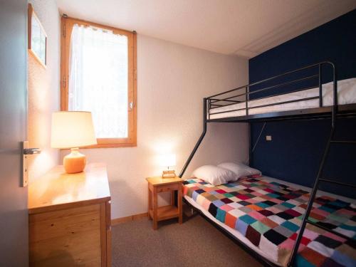 - une chambre avec des lits superposés et un bureau avec une lampe dans l'établissement 2 pièces avec balcon, 5 pers, ascenseur, parking, skis - Les Avanchers-Valmorel - FR-1-291-1011, à Valmorel