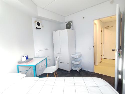 オークランドにあるCity Roomの小さなベッドルーム(デスク、椅子付)