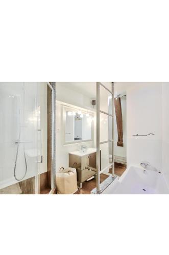 une salle de bain avec deux lavabos et un miroir dans l'établissement Charming loft in Lyon Ecully, à Écully