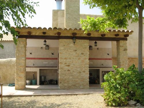 - Vistas al exterior de un edificio con patio en Alojamientos Rurales Cortijo Las Golondrinas, en Alhama de Murcia