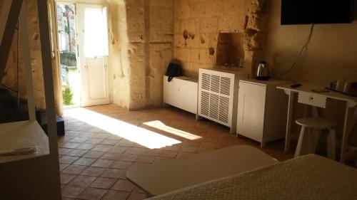 a room with a kitchen with a window and a door at Le Dimore Dell' Idris in Matera
