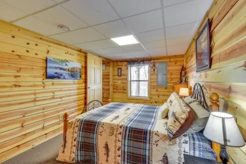ブレアズヴィルにあるCozy Ga Cabin Fire Pit, Game Rm & Relaxationの丸太小屋のベッドのある寝室