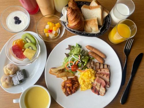 a table with two plates of breakfast food on it at remm Roppongi in Tokyo