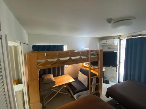 Piccola camera con letto a castello e scrivania. di Azabujuban Properties 401 - the sanctuary a Tokyo
