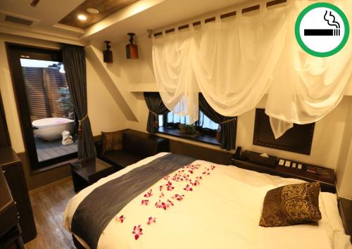Postel nebo postele na pokoji v ubytování HOTEL PetitBali Higashi-Shinjuku