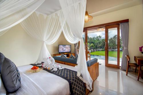 una camera con letto e un soggiorno di Jatining Ubud Villa & Spa ad Ubud