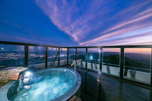 a jacuzzi tub on top of a building at Tennomaru in Gamagori