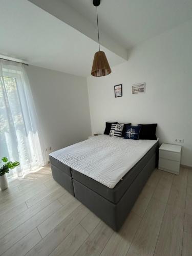 En eller flere senge i et værelse på Helikon Terasz Apartman