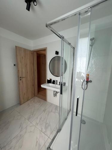 Et badeværelse på Helikon Terasz Apartman