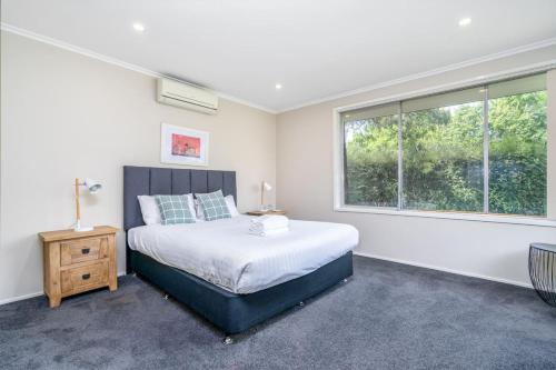 Ένα ή περισσότερα κρεβάτια σε δωμάτιο στο Elegant 4 Bedroom Home in Chifley - Hosted by Canstay