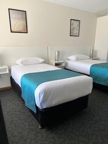 Una cama o camas en una habitación de Keith Motor Inn
