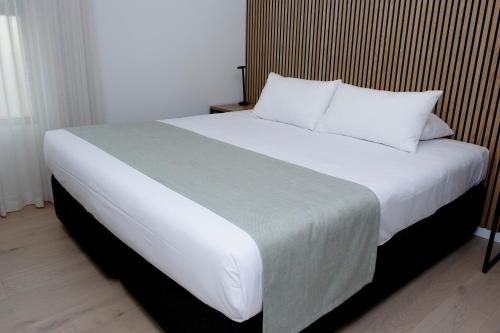 Una cama o camas en una habitación de Keith Motor Inn