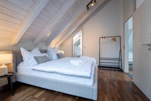 Кровать или кровати в номере LYFIE Apartments - XL Architekten Maisonette Wohnung - Straubing