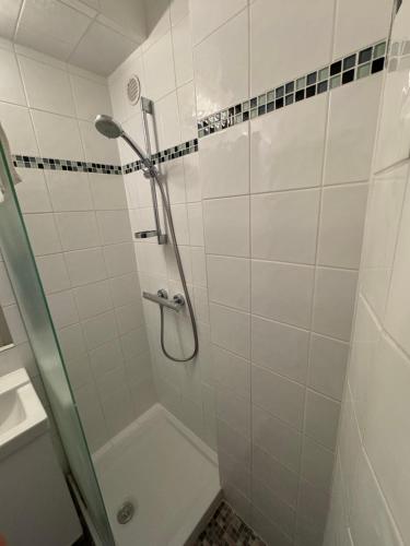 une salle de bain avec une douche avec une porte vitrée dans l'établissement Studio Centre Ville 6, à Valence