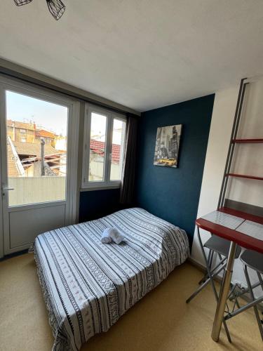 une chambre avec un lit et une fenêtre dans l'établissement Studio Centre Ville 6, à Valence