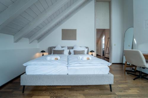 Кровать или кровати в номере LYFIE Apartments - XL Architekten Maisonette Wohnung - Straubing