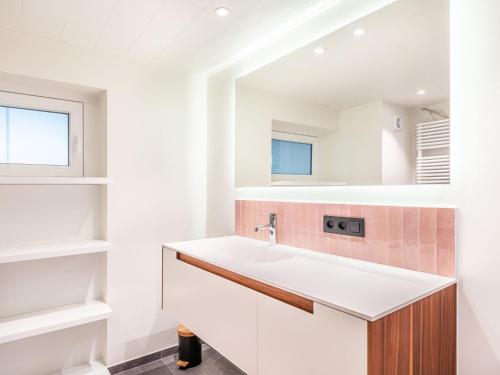 ein Badezimmer mit Waschbecken und Spiegel in der Unterkunft Villa in Koksijde near the Sea in Koksijde