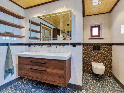 Phòng tắm tại Detached Home in Friesland by Canal