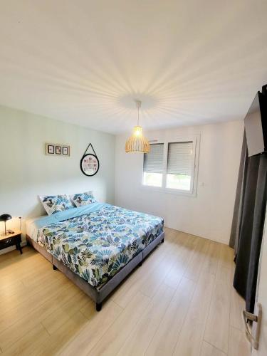 une chambre avec un lit et une fenêtre dans l'établissement Villa design jacuzzi et clim, à Brens