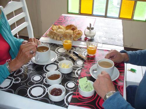 un gruppo di persone sedute a un tavolo con tazze di caffè di Hosteria Nuevo Sol a Capilla del Monte