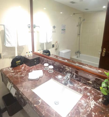Ένα μπάνιο στο Jin Jiang Pine City Hotel