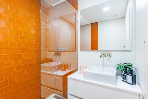 a bathroom with a sink and a mirror at Oeiras Spacious and Coastal Flat in Paço de Arcos