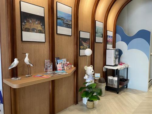 una stanza con un bancone con un uccello sopra di 洄游民宿 Migration B&B a Donggang