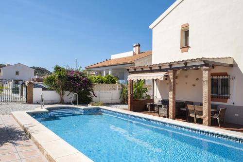 a villa with a swimming pool and a house at Villa ju-mi in El Cerro
