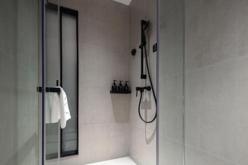 a shower in a bathroom with a glass shower backdoor at Atour Light Hotel Dongguan Songshan Lake University Town in Dongguan