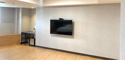 a tv on a wall in a room at 嵐茵鐵道旅館 in Tainan